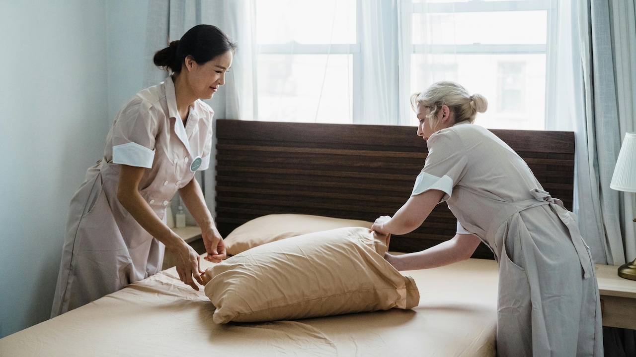 Use bed accessories like a throw blanket and cushions to make the room look put-together