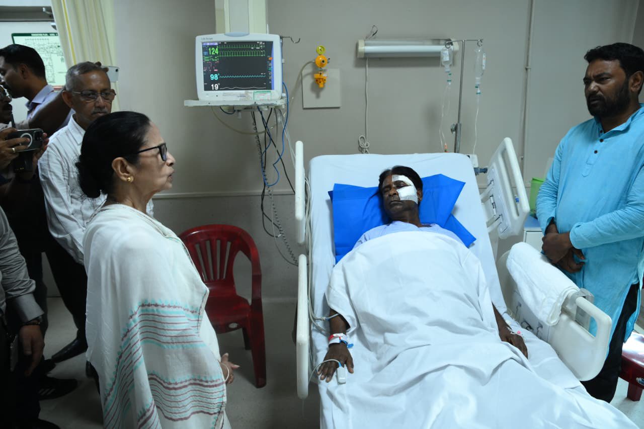 ICU में भर्ती BJP सांसद खगेन मुर्मू से मिलने हॉस्पिटल पहुंचीं CM ममता बनर्जी, कहा- ऐसा कुछ सीरियस नहीं है