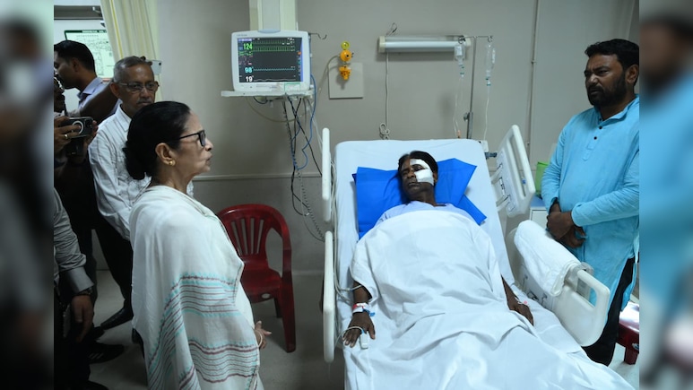 ICU में भर्ती BJP सांसद खगेन मुर्मू से मिलने हॉस्पिटल पहुंचीं CM ममता बनर्जी, कहा- ऐसा कुछ सीरियस नहीं है