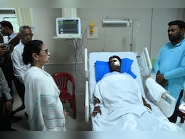 ICU में भर्ती BJP सांसद खगेन मुर्मू से मिलने हॉस्पिटल पहुंचीं CM ममता बनर्जी, कहा- ऐसा कुछ सीरियस नहीं है ICU में भर्ती BJP सांसद खगेन मुर्मू से मिलने हॉस्पिटल पहुंचीं CM ममता बनर्जी, कहा- ऐसा कुछ सीरियस नहीं है