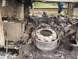 234 मोबाइल फोन की बैट्री फिर धमाके ही धमाके.. कुरनूल बस हादसे में यूं तेजी से फैली आग, पिघल गई थी पूरी गाड़ी 234 मोबाइल फोन की बैट्री फिर धमाके ही धमाके.. कुरनूल बस हादसे में यूं तेजी से फैली आग, पिघल गई थी पूरी गाड़ी