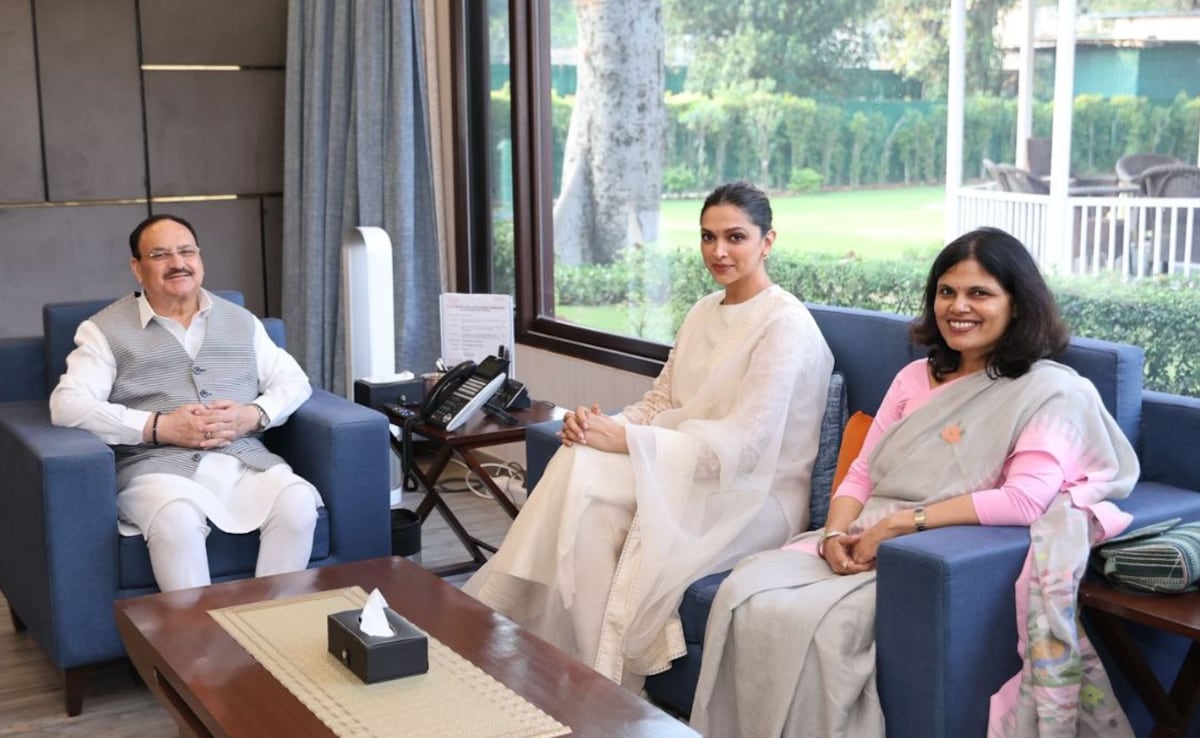 Deepika Padukone sitting with Shri J.P. Nadda, Union Minister of Health & Family Welfare Deepika Padukone sitting with Shri J.P. Nadda, Union Minister of Health & Family Welfare