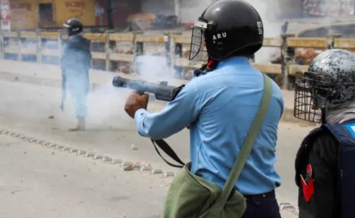 पीओके में प्रदर्शनकारियों पर गोली चलाता एक पुलिसकर्मी. पीओके में प्रदर्शनकारियों पर गोली चलाता एक पुलिसकर्मी.