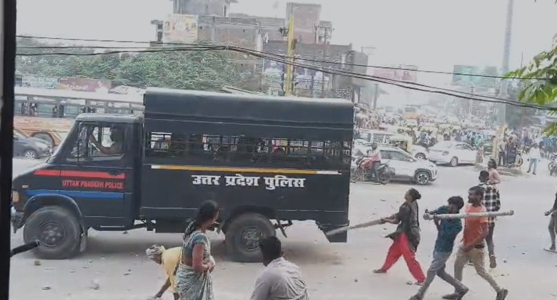 महिलाएं भी हाथों में लाठी लिए पुलिस पर हमला कर रही थी. महिलाएं भी हाथों में लाठी लिए पुलिस पर हमला कर रही थी.
