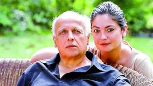 पूजा भट्ट ने शेयर की बचपन की दर्दनाक याद, जब मां किरण भट्ट ने पिता महेश भट्ट को बालकनी में किया था बंद