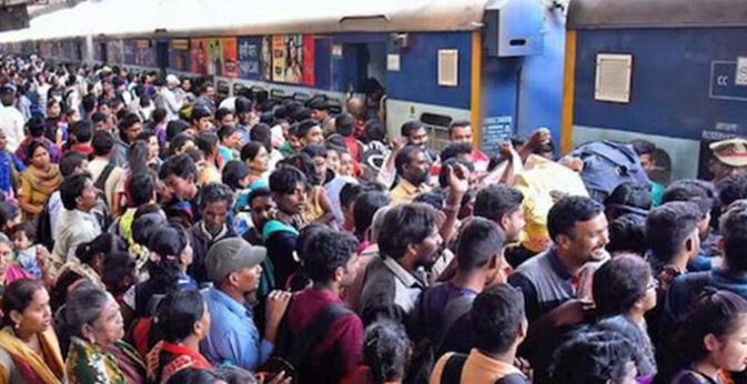 क्राउड कंट्रोल के लिए रेलवे का बड़ा कदम: देश के 75 स्टेशनों पर बनेंगे स्थायी होल्डिंग एरिया
