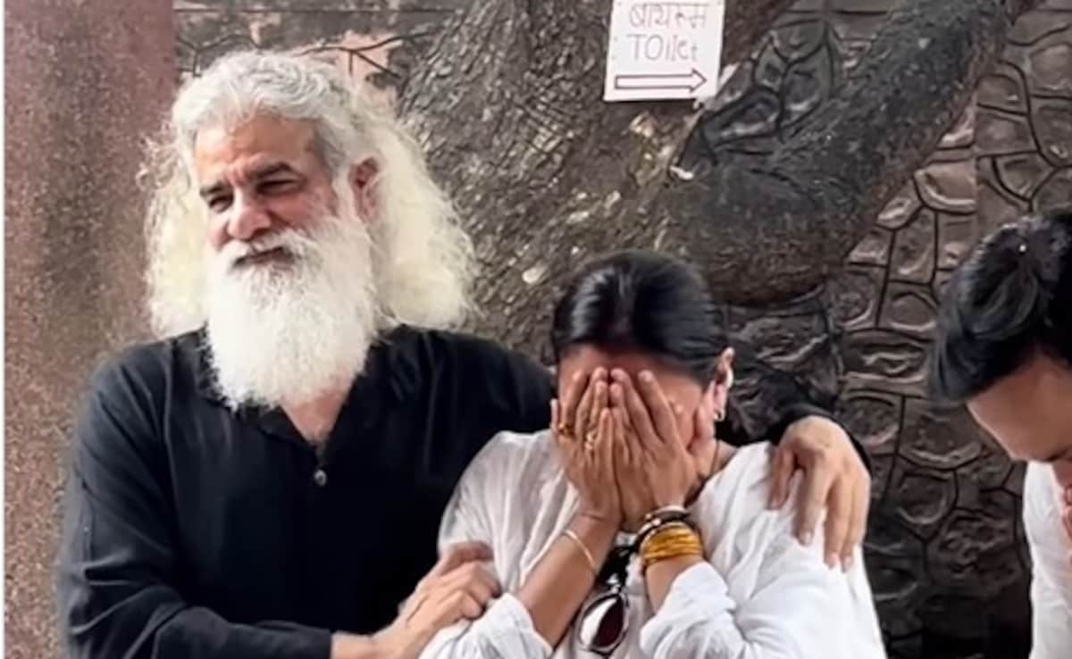 सतीश शाह को साराभाई वर्सेस साराभाई की टीम ने दी अंतिम विदाई, गाते हुए फूट-फूटकर रो पड़ीं रुपाली गांगुली
