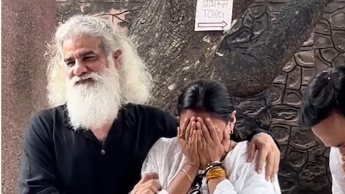 सतीश शाह को साराभाई वर्सेस साराभाई की टीम ने दी अंतिम विदाई, गाते हुए फूट-फूटकर रो पड़ीं रुपाली गांगुली