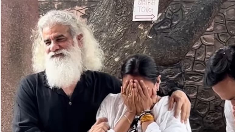सतीश शाह को साराभाई वर्सेस साराभाई की टीम ने दी अंतिम विदाई, गाते हुए फूट-फूटकर रो पड़ीं रुपाली गांगुली सतीश शाह को साराभाई वर्सेस साराभाई की टीम ने दी अंतिम विदाई, गाते हुए फूट-फूटकर रो पड़ीं रुपाली गांगुली