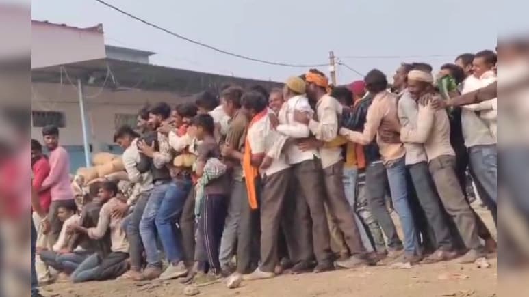 अन्नदाता की फजीहत! खाद के लिए दांव पर जिंदगी; केंद्रीय कृषि मंत्री के संसदीय क्षेत्र में परेशान किसान अन्नदाता की फजीहत! खाद के लिए दांव पर जिंदगी; केंद्रीय कृषि मंत्री के संसदीय क्षेत्र में परेशान किसान