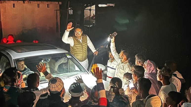 39 दिन बाद जेल से छूटा मुख्तार का बेटा उमर अंसारी, फर्जी दस्तावेज बनाने का है आरोप 39 दिन बाद जेल से छूटा मुख्तार का बेटा उमर अंसारी, फर्जी दस्तावेज बनाने का है आरोप