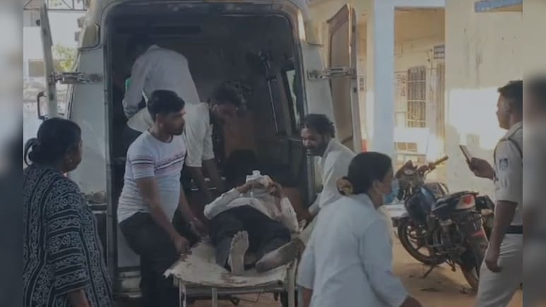 दिवाली पर खूनी संघर्ष: सागर के मुड़िया नायक गांव में लाठी-डंडे, तलवारें-पत्थर चले, 15 से ज्यादा घायल दिवाली पर खूनी संघर्ष: सागर के मुड़िया नायक गांव में लाठी-डंडे, तलवारें-पत्थर चले, 15 से ज्यादा घायल