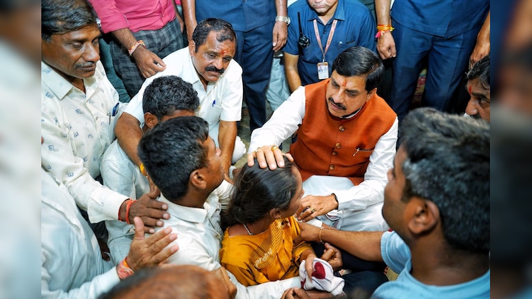 जहरीली कफ सिरप से मारे गए बच्चों के परिजनों से मिले सीएम यादव, तीन अधिकारियों को किया सस्पेंड