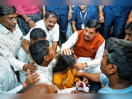 जहरीली कफ सिरप से मारे गए बच्चों के परिजनों से मिले सीएम यादव, तीन अधिकारियों को किया सस्पेंड जहरीली कफ सिरप से मारे गए बच्चों के परिजनों से मिले सीएम यादव, तीन अधिकारियों को किया सस्पेंड