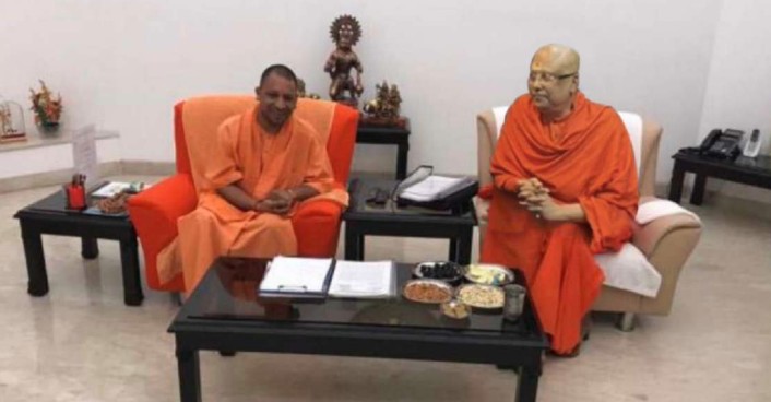 PMO के कार्ड से नेताओं संग फर्जी तस्वीरों तक, माहौल बनाए रखने के लिए ऐसे 'तिलिस्म' रचता था चैतन्यानंद