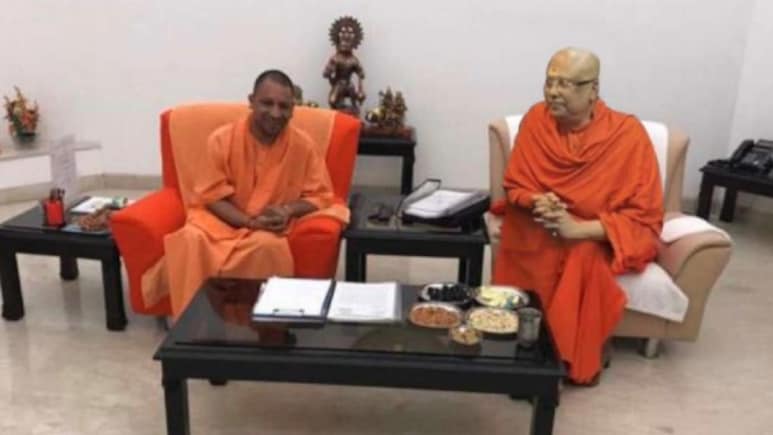 PMO के कार्ड से नेताओं संग फर्जी तस्वीरों तक, माहौल बनाए रखने के लिए ऐसे 'तिलिस्म' रचता था चैतन्यानंद