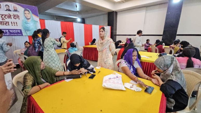 Thane News: मुंब्र्यात 'मेंदी जिहाद'ला चपराक, हिंदू-मुस्लीम महिलांनी एकत्र येत जपला सामाजिक सलोखा Thane News: मुंब्र्यात 'मेंदी जिहाद'ला चपराक, हिंदू-मुस्लीम महिलांनी एकत्र येत जपला सामाजिक सलोखा