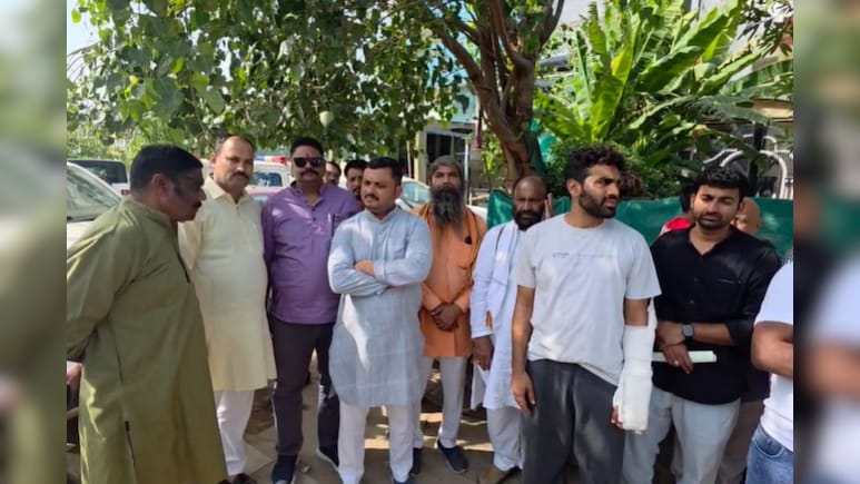 Rajasthan: अलवर में 15 लोगों ने युवक को लाठी-डंडो से पीटा, हॉस्पिटल में मौत; आरोप- हमलावरों ने लगाए धार्मिक नारे Rajasthan: अलवर में 15 लोगों ने युवक को लाठी-डंडो से पीटा, हॉस्पिटल में मौत; आरोप- हमलावरों ने लगाए धार्मिक नारे