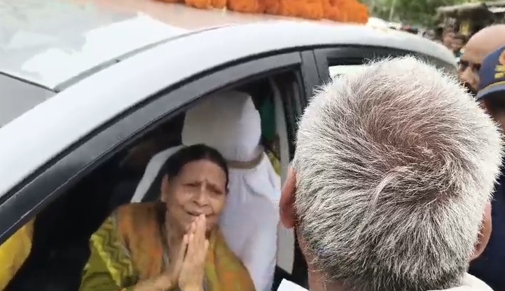 आपलोग राघोपुर को सौतेला बेटा मानते हैं... जब बुजुर्ग ने राबड़ी देवी की कार रोक कह दी ये बात, देखिए फिर क्या हुआ