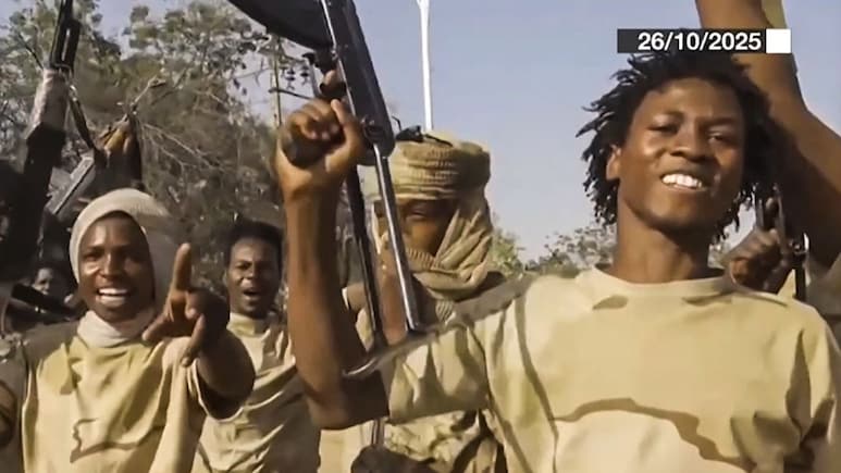 सूडान के नरसंहार में इस्तेमाल हो रहे ब्रिटिश हथियार, आखिर 5000 KM 'तबाही का सामान' कैसे पहुंच रहा? सूडान के नरसंहार में इस्तेमाल हो रहे ब्रिटिश हथियार, आखिर 5000 KM 'तबाही का सामान' कैसे पहुंच रहा?