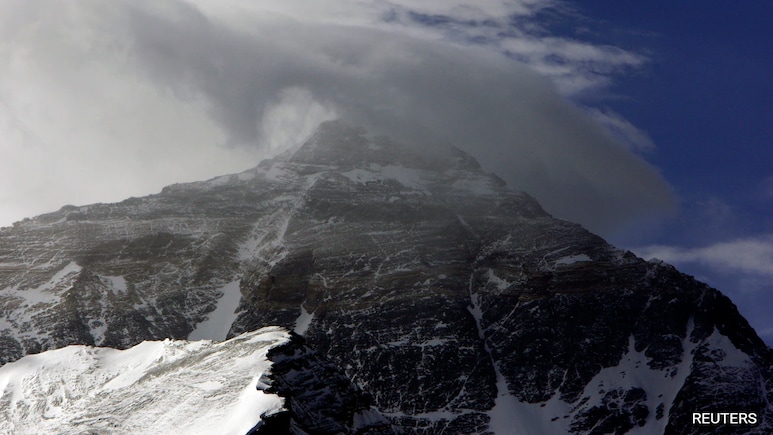 Almost 1,000 Trapped In Blizzard On Tibetan Side Of Mount Everest Almost 1,000 Trapped In Blizzard On Tibetan Side Of Mount Everest