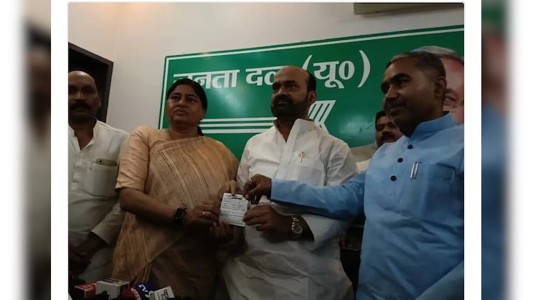 बिहार चुनाव: चिन्ह को लेकर ट्विस्ट, दिल्ली से आए बड़े नेताजी, पुराने ने आनन फानन में कर डाला नामांकन बिहार चुनाव: चिन्ह को लेकर ट्विस्ट, दिल्ली से आए बड़े नेताजी, पुराने ने आनन फानन में कर डाला नामांकन