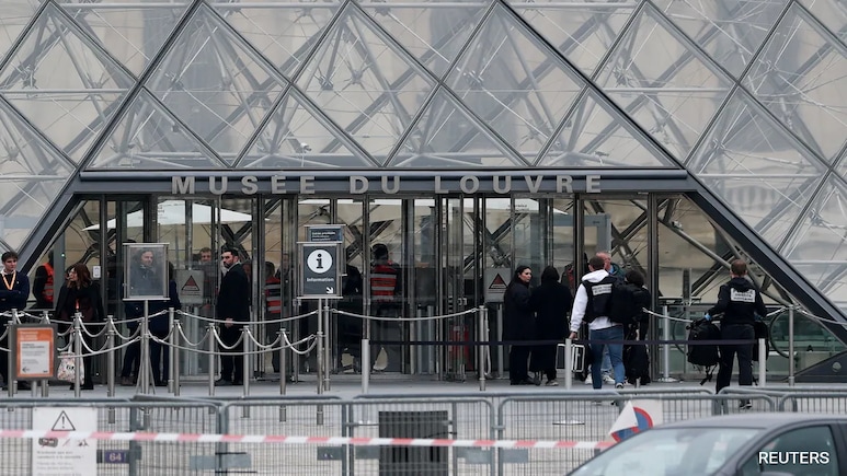 Tourist Asked Cop Why Louvre Was Shut, Was Told To "Watch The News" Tourist Asked Cop Why Louvre Was Shut, Was Told To "Watch The News"