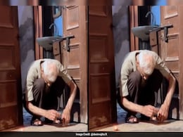 Elderly Man's Diya Lighting Video Goes Viral, Melts Hearts Elderly Man's Diya Lighting Video Goes Viral, Melts Hearts