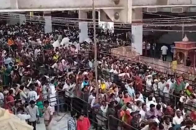 दर्शन के लिए लोगों की लगी लंबी कतार दर्शन के लिए लोगों की लगी लंबी कतार