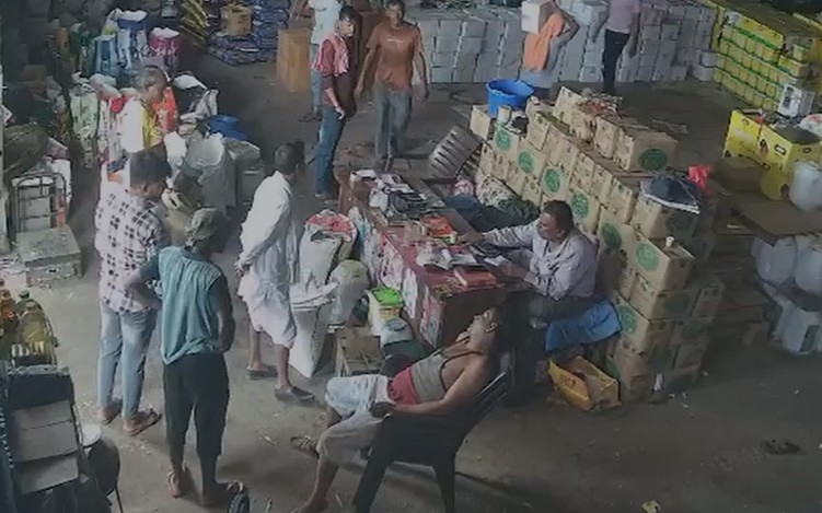 VIDEO: स्टाफ छटपटाता रहा, राशन दुकान में मालिक करता रहा हिसाब, आखिर में मौत