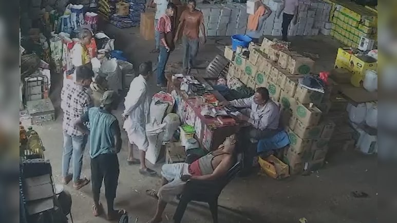 VIDEO: स्टाफ छटपटाता रहा, राशन दुकान में मालिक करता रहा हिसाब, आखिर में मौत