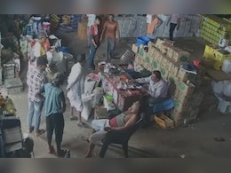 VIDEO: स्टाफ छटपटाता रहा, राशन दुकान में मालिक करता रहा हिसाब, आखिर में मौत VIDEO: स्टाफ छटपटाता रहा, राशन दुकान में मालिक करता रहा हिसाब, आखिर में मौत