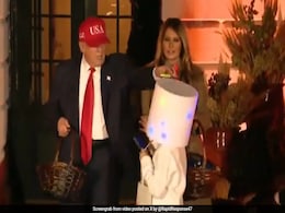Trick Or Treat? Donald Trump Recreates 2019 Viral Halloween Candy Moment Trick Or Treat? Donald Trump Recreates 2019 Viral Halloween Candy Moment