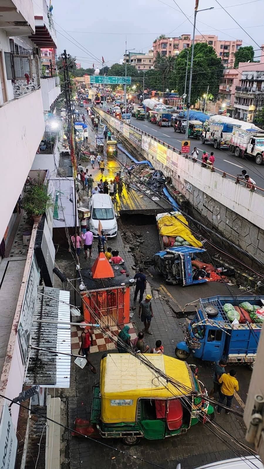 पटना में बारिश के बीच अचानक धंसी सड़क. पटना में बारिश के बीच अचानक धंसी सड़क.