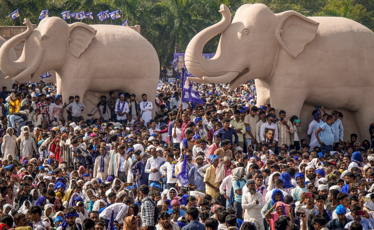 बसपा संस्थापक कांशीराम के 19वें परिनिर्वाण दिवस पर लखनऊ में आयोजित रैली में आए पार्टी के समर्थक. बसपा संस्थापक कांशीराम के 19वें परिनिर्वाण दिवस पर लखनऊ में आयोजित रैली में आए पार्टी के समर्थक.