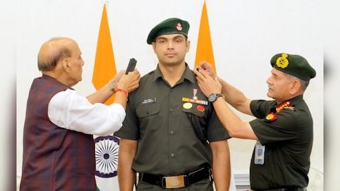 लेफ्टीनेंट कर्नल बने ओलंपियन नीरज चोपड़ा, रक्षा मंत्री राजनाथ सिंह और थल सेना प्रमुख ने दी उपाधि