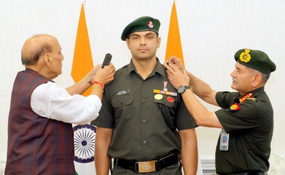लेफ्टीनेंट कर्नल बने ओलंपियन नीरज चोपड़ा, रक्षा मंत्री राजनाथ सिंह और थल सेना प्रमुख ने दी उपाधि लेफ्टीनेंट कर्नल बने ओलंपियन नीरज चोपड़ा, रक्षा मंत्री राजनाथ सिंह और थल सेना प्रमुख ने दी उपाधि