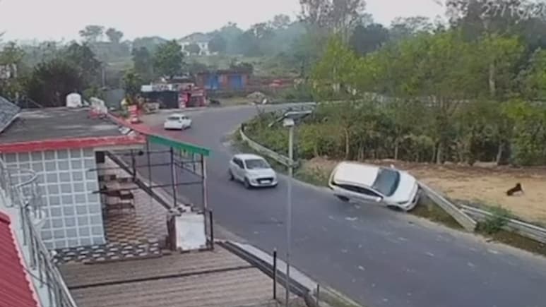 कांगड़ा में अनियंत्रित कार रेलिंग से टकराई, पीछे से आई दूसरी कार भी आई चपेट में, वीडियो वायरल 