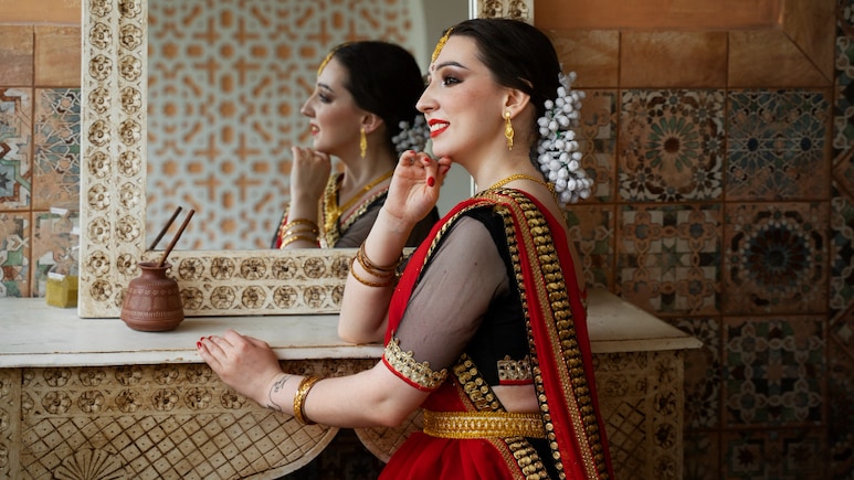 Karwa Chauth Lehenga 2025: इस करवा चौथ हर कोई देखेगा आपको मुड-मुड कर, बस एक बार ट्राई कर लें ये लहंगे