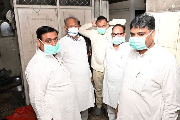 पूर्व मुख्यमंत्री अशोक गहलोत पहुंचे SMS Hospital पूर्व मुख्यमंत्री अशोक गहलोत पहुंचे SMS Hospital