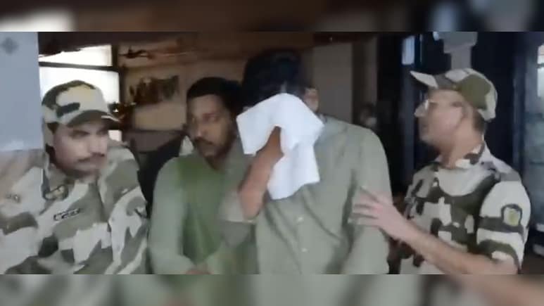 25 लाख रुपये की रिश्वत लेने वाले बाबू पर क्यों बरसाए गए फूल, पढ़ें क्या है पूरा माजरा