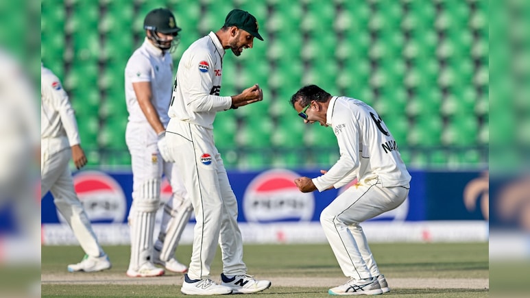 PAK vs SA: पहले टेस्ट में पाकिस्तान ने साउथ अफ्रीका को 93 रनों से हराया, नोमान अली ने लिए 10 विकेट PAK vs SA: पहले टेस्ट में पाकिस्तान ने साउथ अफ्रीका को 93 रनों से हराया, नोमान अली ने लिए 10 विकेट