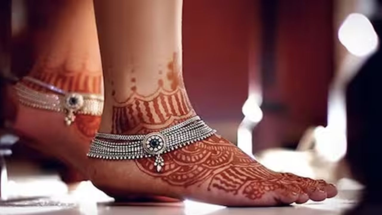 चांदी की पायल से कालापन कैसे दूर करें? Karwa Chauth से पहले इस घरेलू नुस्खे से चमका लें Silver Jewellery