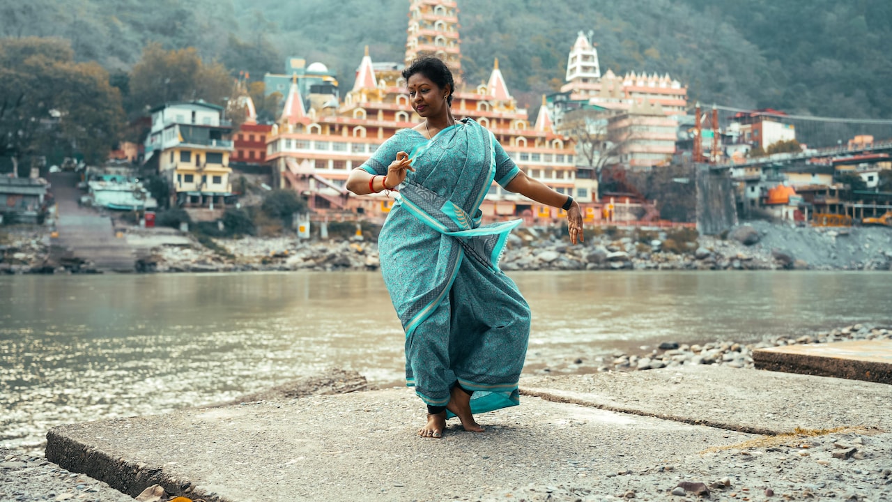 Use the pallu of your saree as a dupatta or scarf