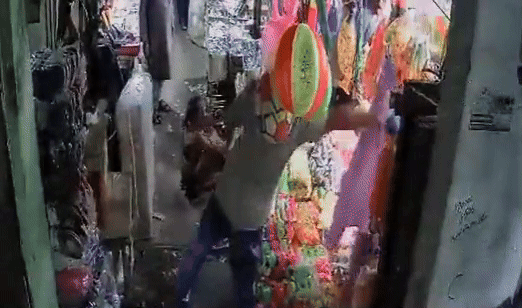 कानपुर में बम जैसी फटी स्कूटी, बुरी तरह जली युवती को दुकानवालों ने दी चादर, खौफनाक था मंजर