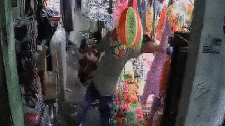 कानपुर में धमाके के साथ फटी स्कूटी, बुरी तरह जली युवती को दुकानवालों ने दी चादर, खौफनाक था मंजर