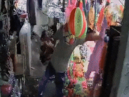 कानपुर में धमाके के साथ फटी स्कूटी, बुरी तरह जली युवती को दुकानवालों ने दी चादर, खौफनाक था मंजर कानपुर में धमाके के साथ फटी स्कूटी, बुरी तरह जली युवती को दुकानवालों ने दी चादर, खौफनाक था मंजर