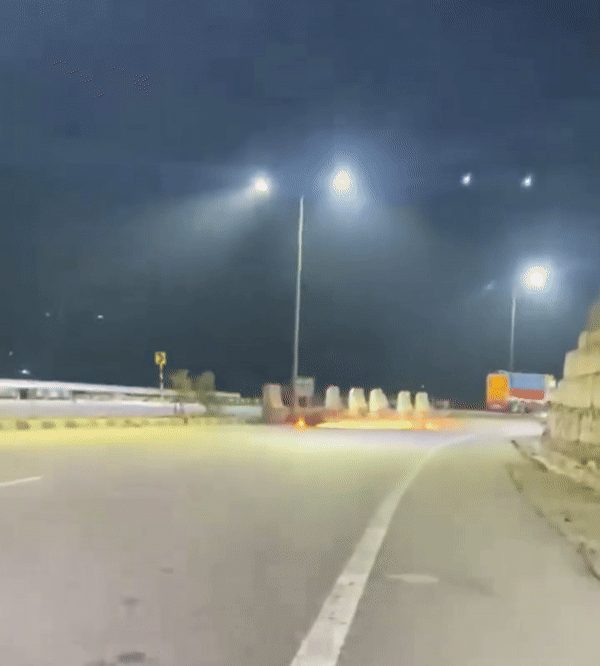 रॉकेट रफ्तार वाली बाइक से निकली चिंगारियां, पल भर में दर्दनाक मौत, बाइक स्टंट का भयानक VIDEO