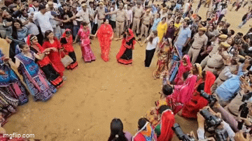 Pushkar Mela 2025: पुष्कर मेले में दिखा 'राजस्थानी रंग', डिप्टी सीएम दिया कुमारी ने विदेशी सैलानियों के साथ किया पारंपरिक डांस
