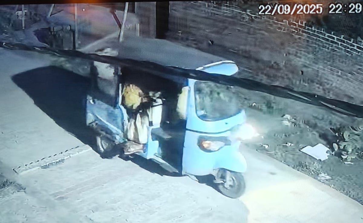 मानस पाल के भाई और मां एक आटो से शव ले जाते हुए नजर आए थे, पुलिस ने इसी से मामला सुलझाया. मानस पाल के भाई और मां एक आटो से शव ले जाते हुए नजर आए थे, पुलिस ने इसी से मामला सुलझाया.